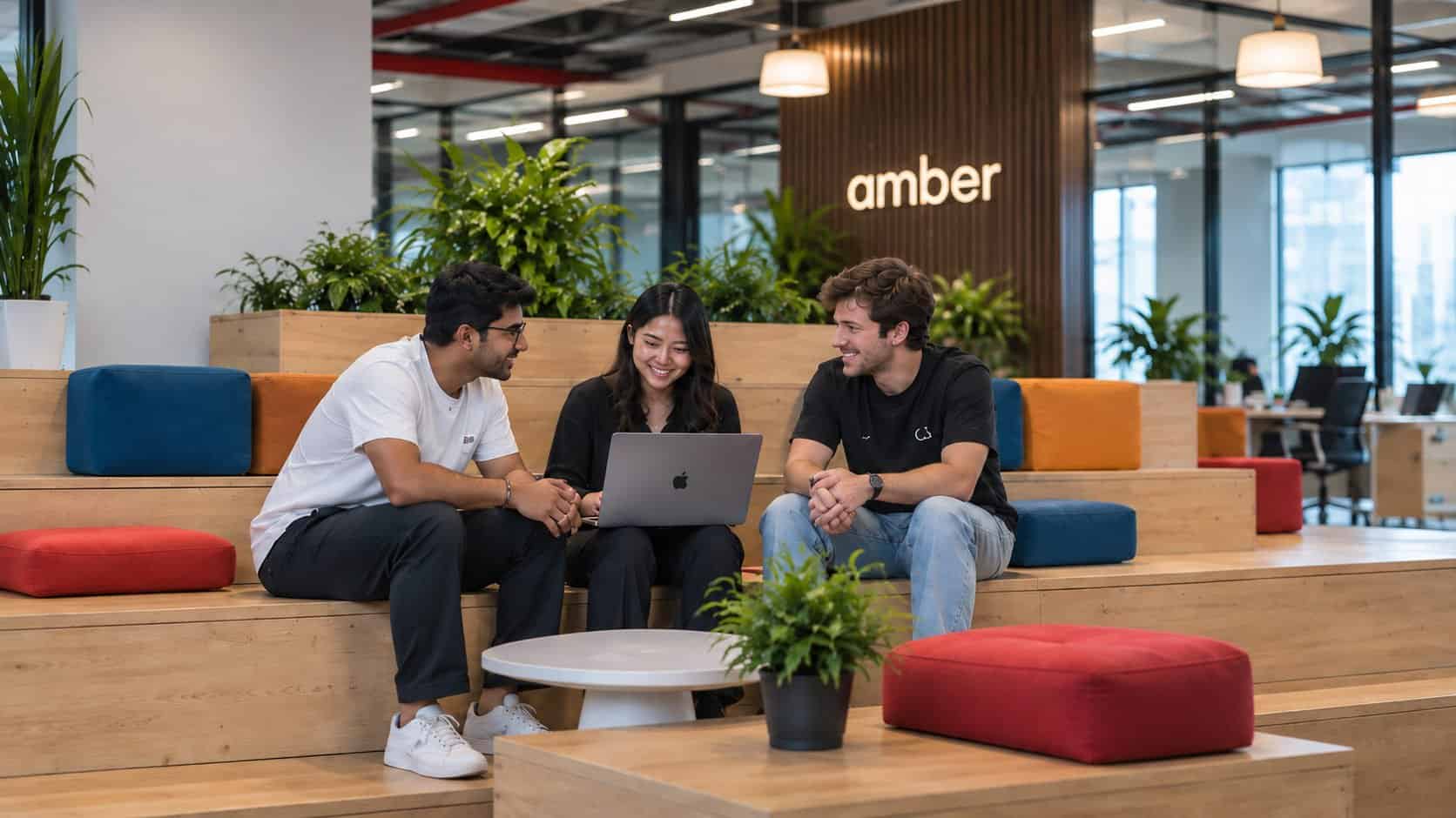 Una persona del equipo de amber trabajando en una sala de oficina iluminada por el sol