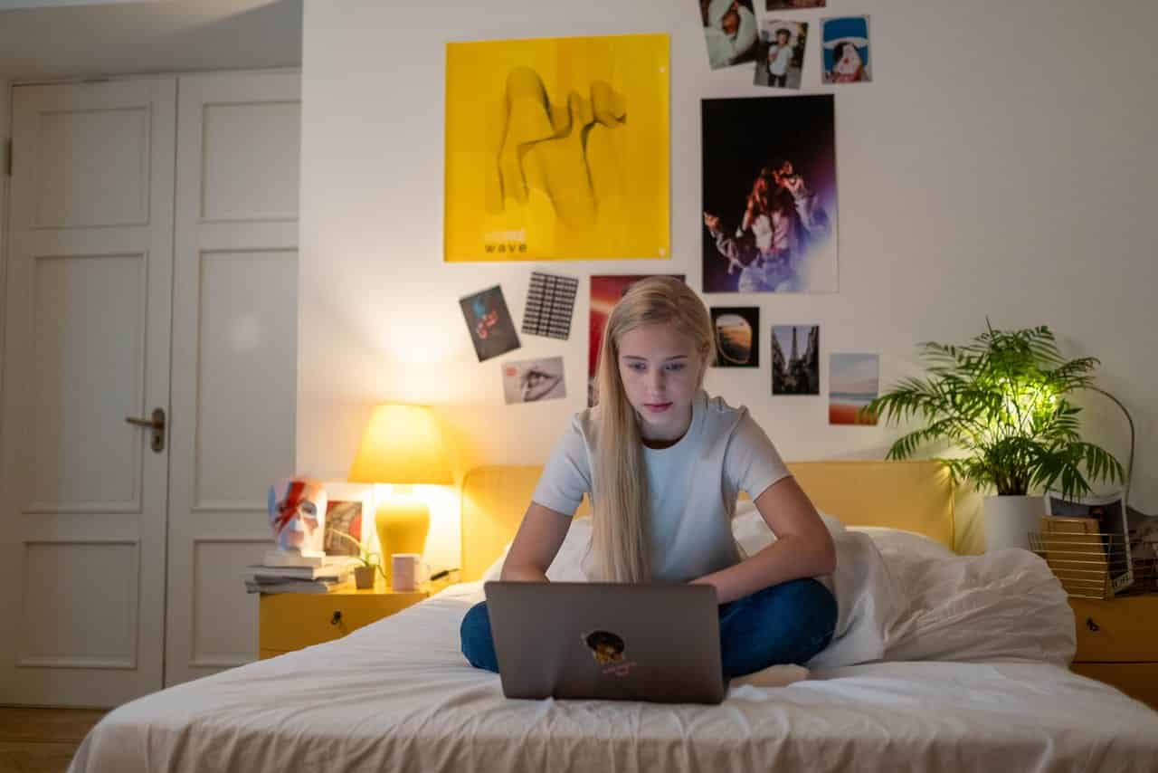 Studierende richten sich gemeinsam in ihrem neuen Zuhause ein